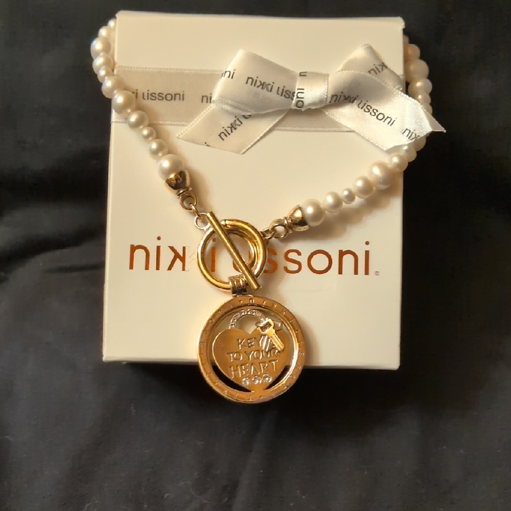 Gold and White Pearl Pendant Necklace